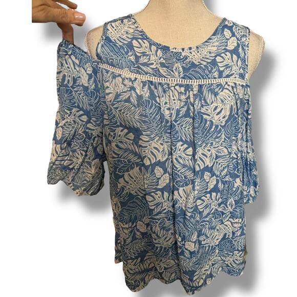 NWT Robert Louis Blue & White Cold Shoulder Top with Ruffle Sleeve Size 1X - Picture 2 of 4